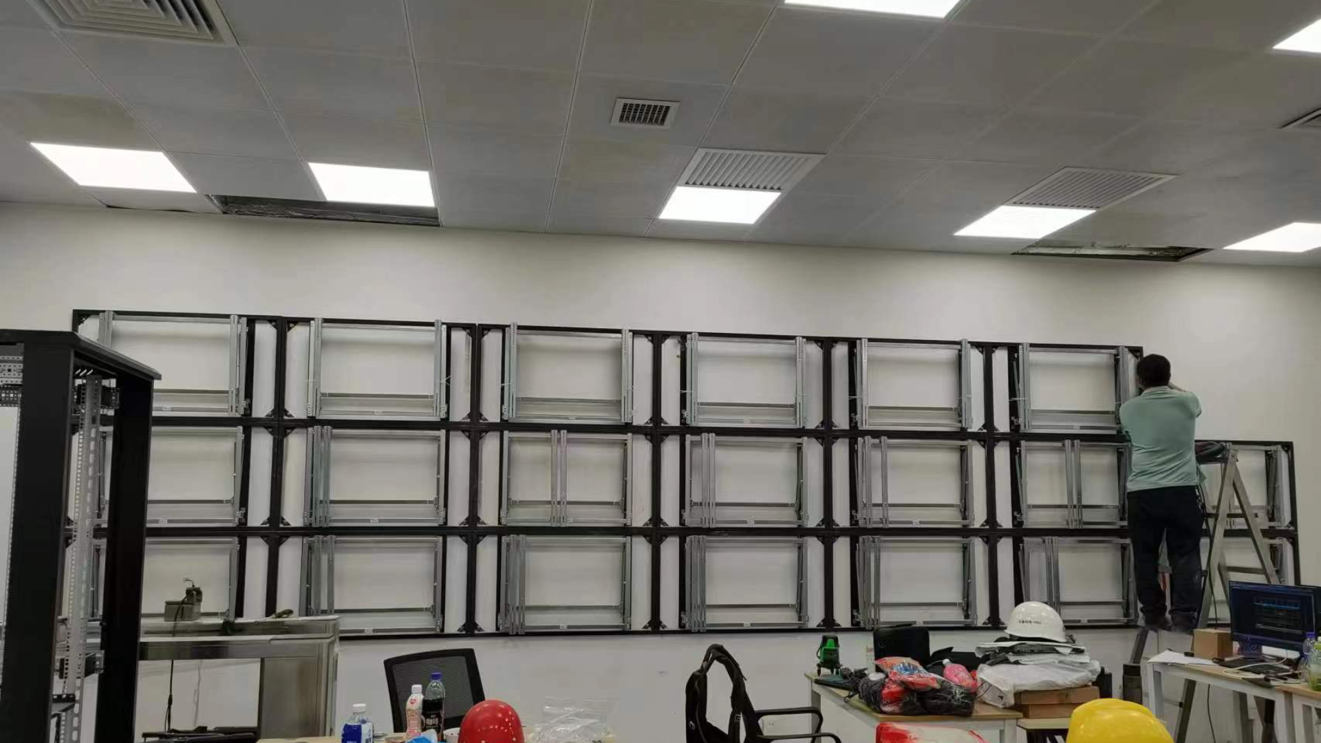 精致森藍機柜廠家為前海周大福金融大廈項目供貨機柜產品