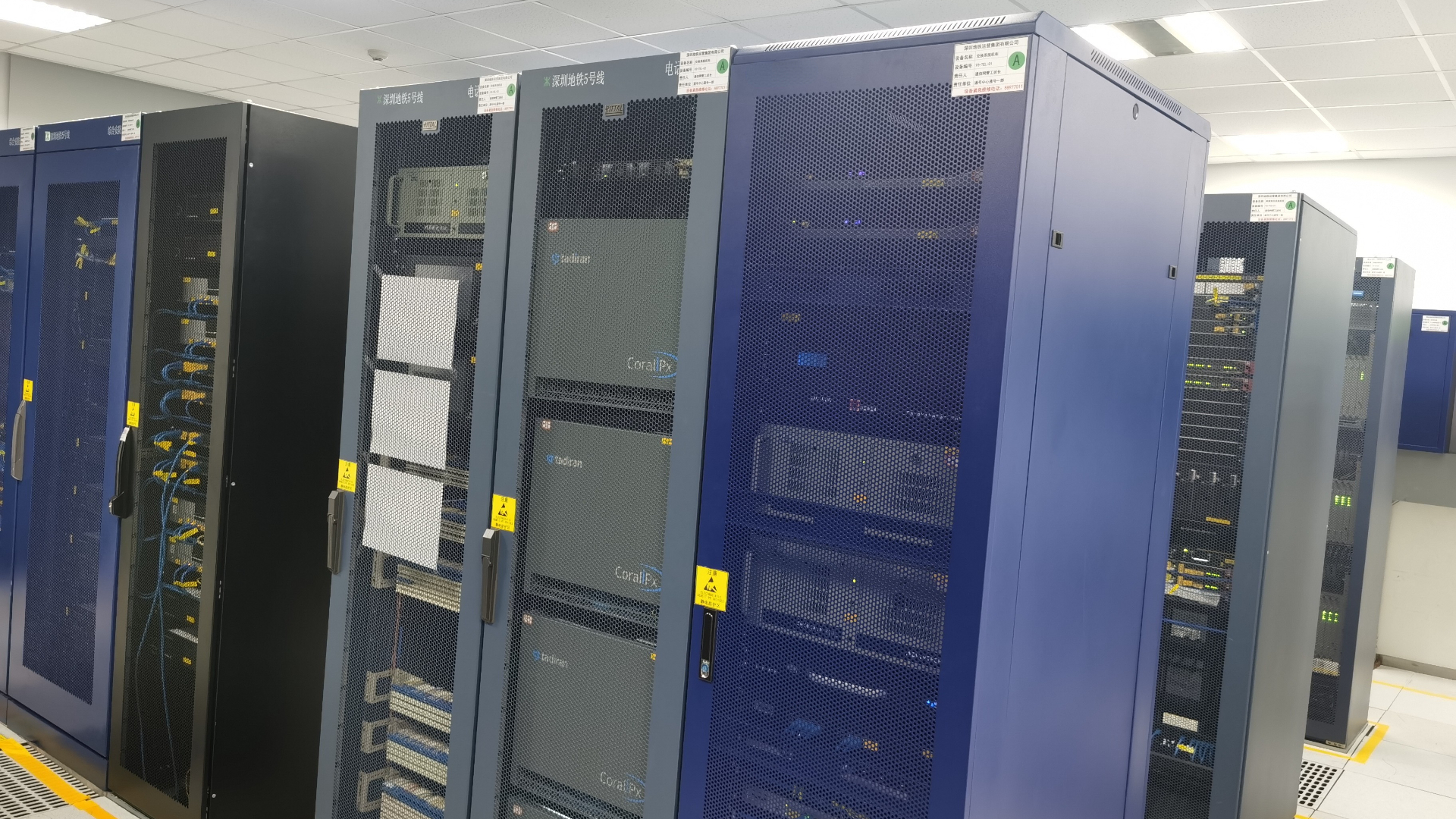 一臺標(biāo)準(zhǔn)的服務(wù)器機(jī)柜可以放下幾個服務(wù)器？