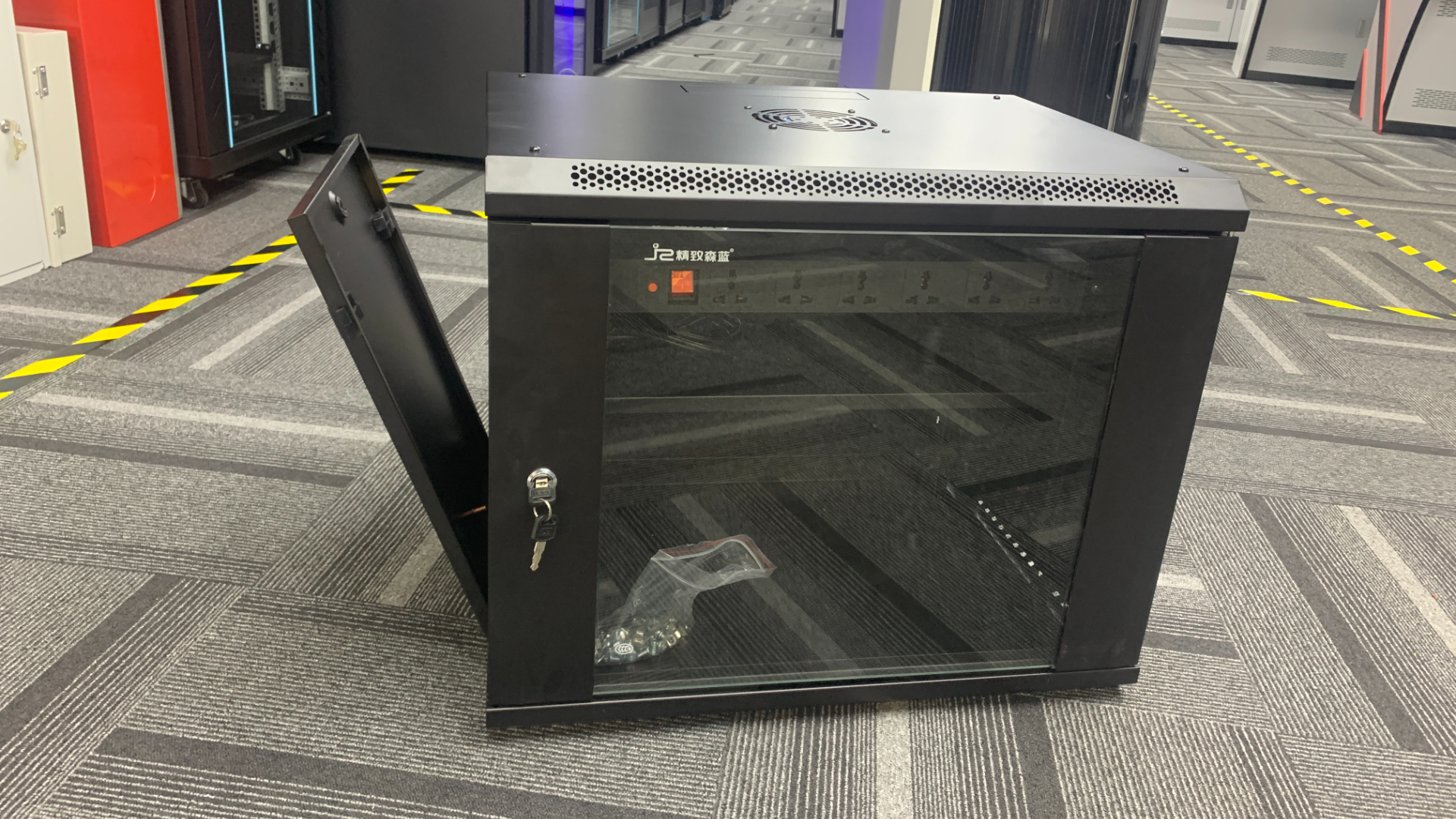 6U掛墻柜-深圳網(wǎng)絡(luò)機(jī)柜廠家介紹6U掛墻機(jī)柜尺寸