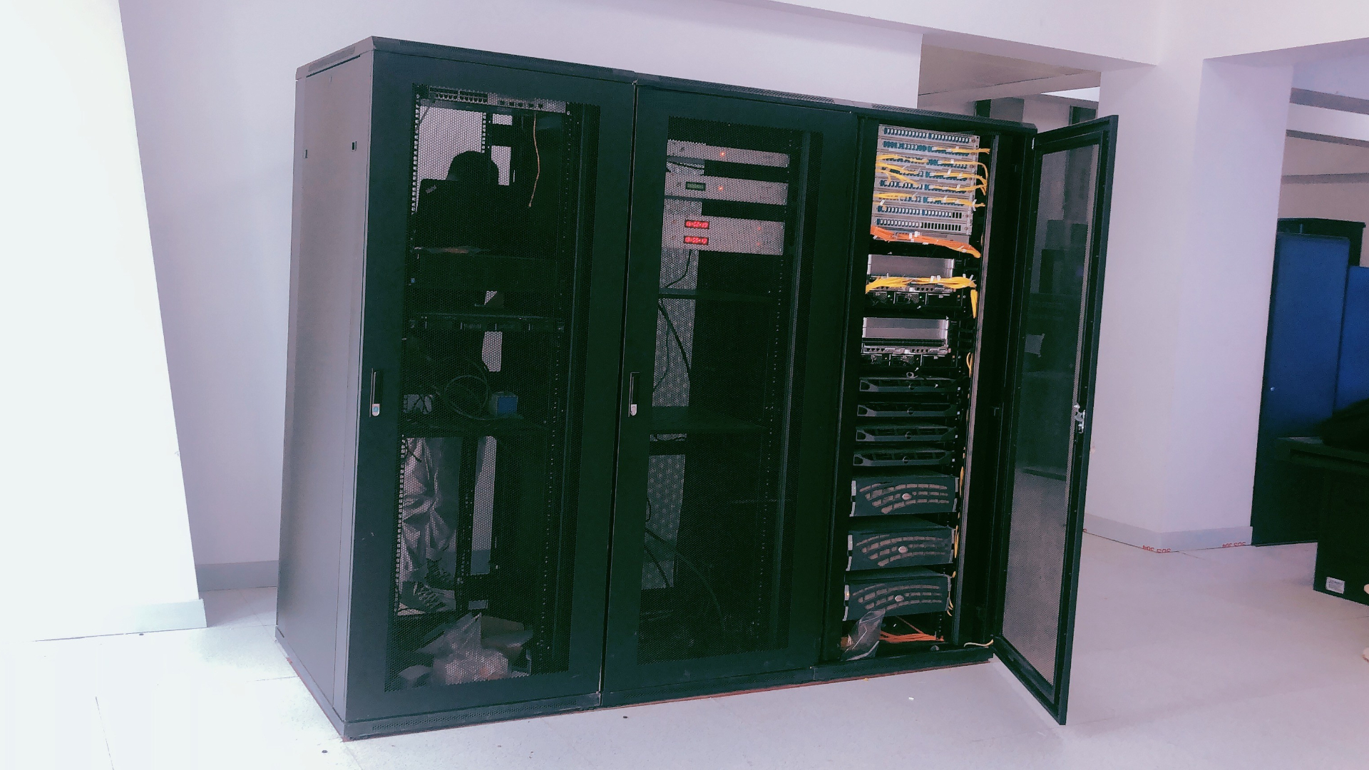 服務(wù)器的1U、2U是什么意思？42U機柜可以放多少臺服務(wù)器？