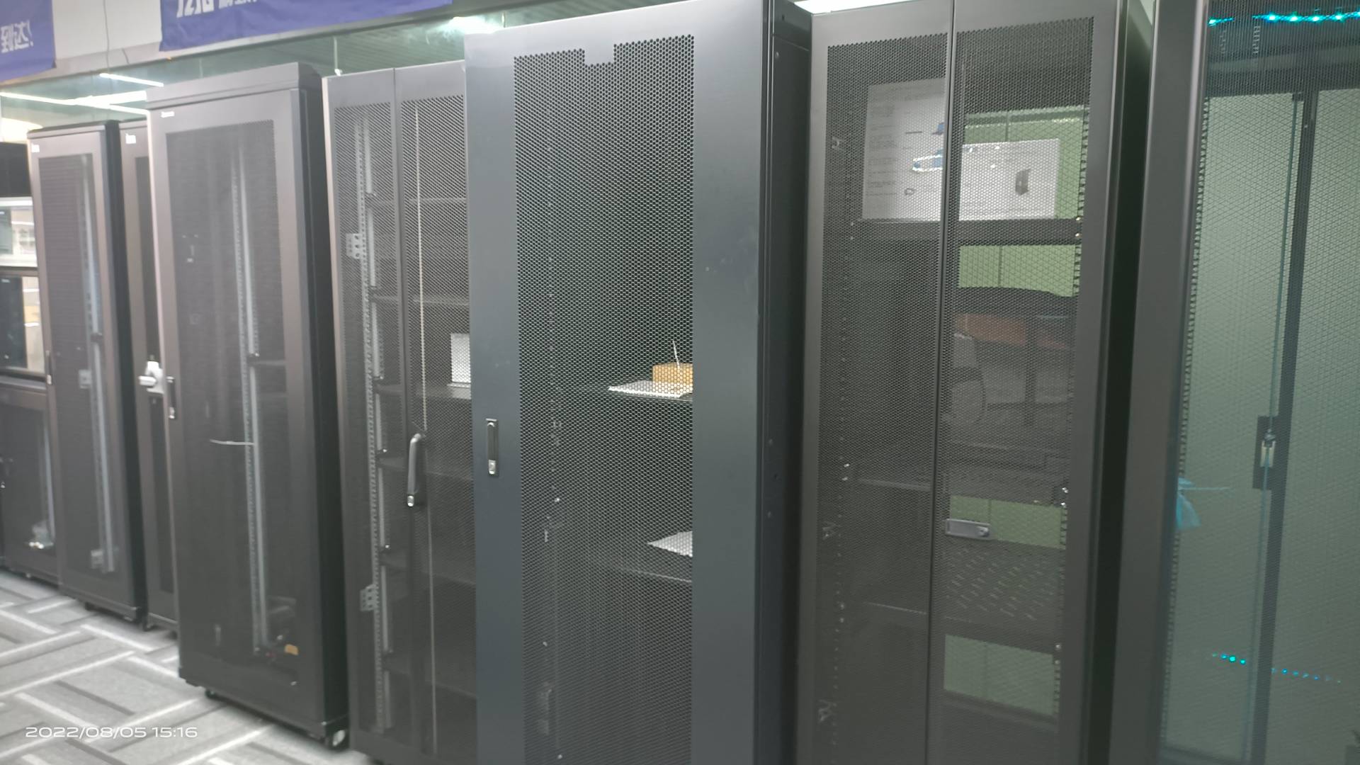 機柜廠家告訴你該如何選擇合適的網(wǎng)絡(luò)機柜